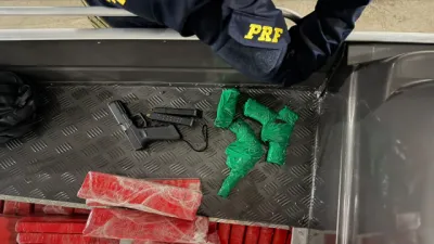 Dupla abandona carro e foge para mata após PRF encontrar 380 kg de maconha e três armas em barco na BR-376