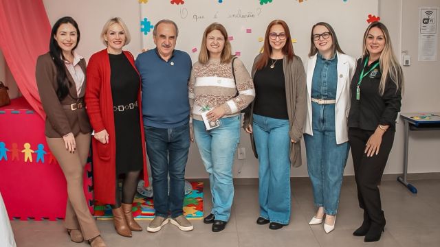 Seminário reúne profissionais da educação para formação e troca de experiências em Cascavel