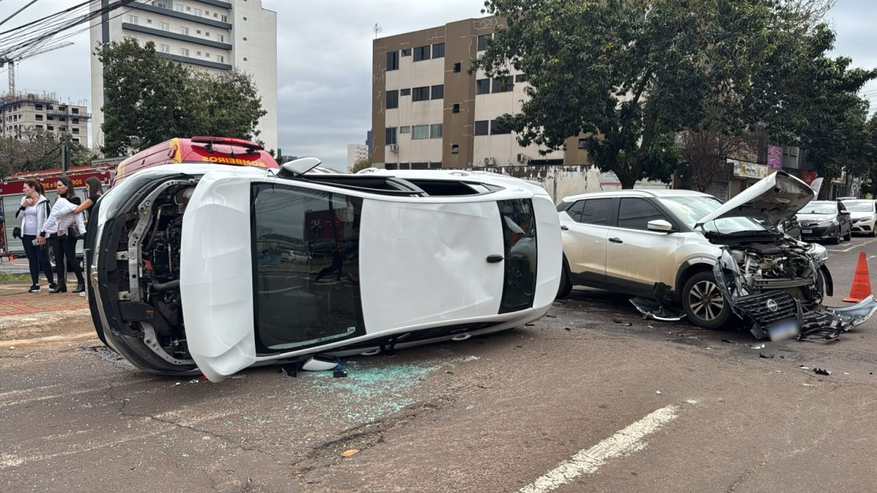 Onix capota após colisão com Nissan Kicks no Centro de Cascavel