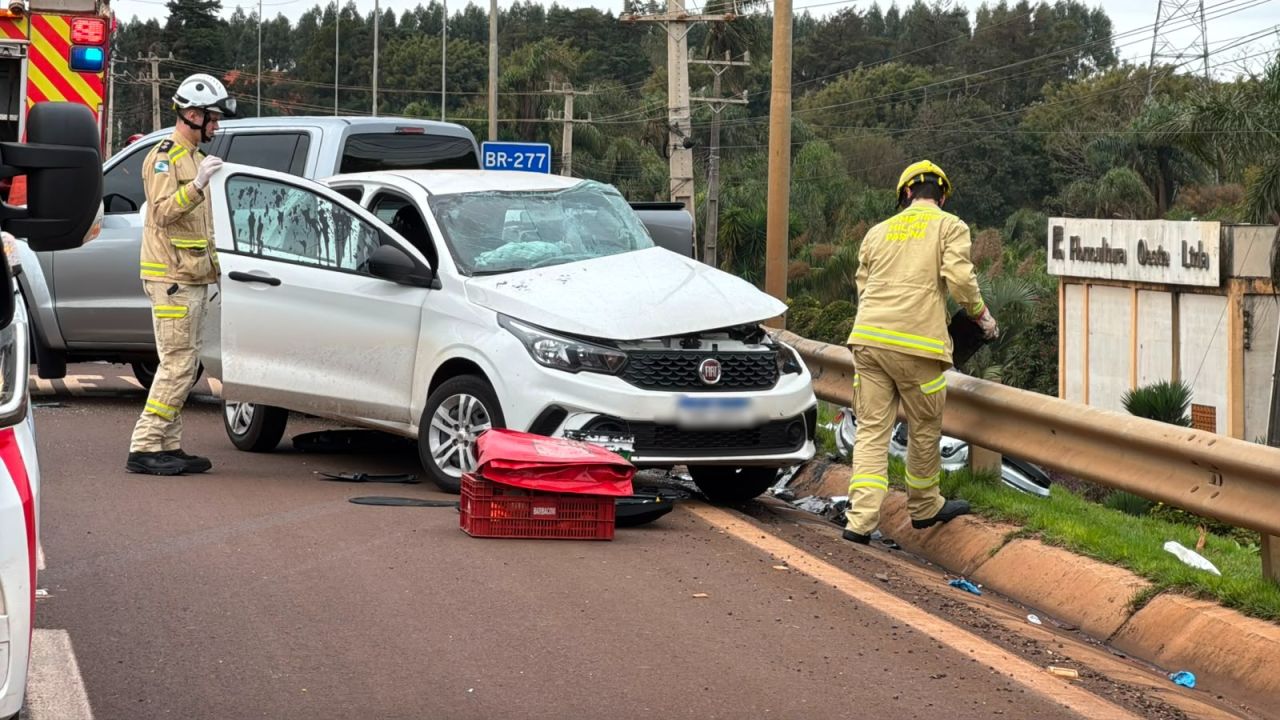 Condutora fica gravemente ferida após ser fechada por ônibus e bater contra viatura da PF na BR-277, em Cascavel