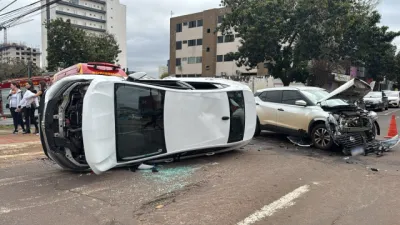 Onix capota após colisão com Nissan Kicks no Centro de Cascavel