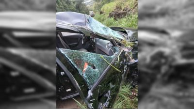 Família de cinco pessoas sofre acidente e duas ficam encarceradas após Gol capotar na PR-471
