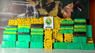 BPFRON PRENDE UM HOMEM E APREENDE MAIS DE 800 KG DE MACONHA APÓS ABORDAGEM EM UMUARAMA - PR