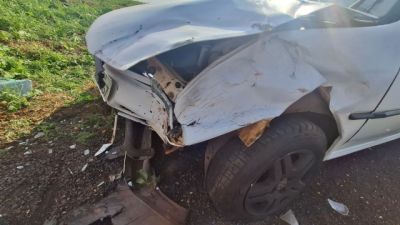 Carro perde o controle, bate em caminhão e outro veículo na PR-182, em Maripá