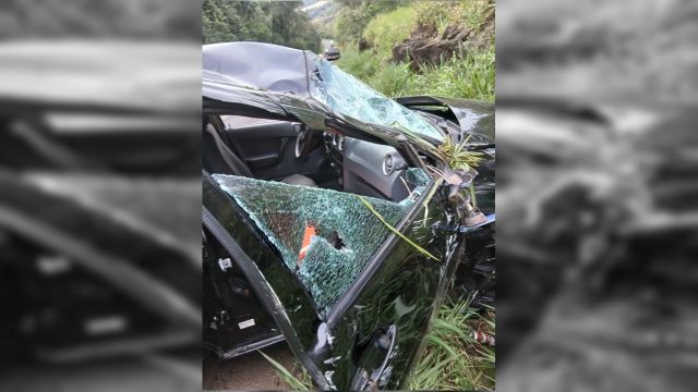Família de cinco pessoas sofre acidente e duas ficam encarceradas após Gol capotar na PR-471