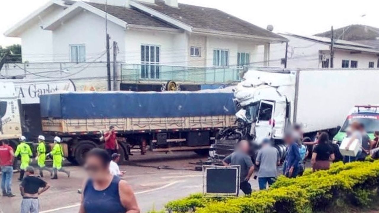 Grave acidente com quatro carretas e dois carros interdita BR-163 em Lindoeste