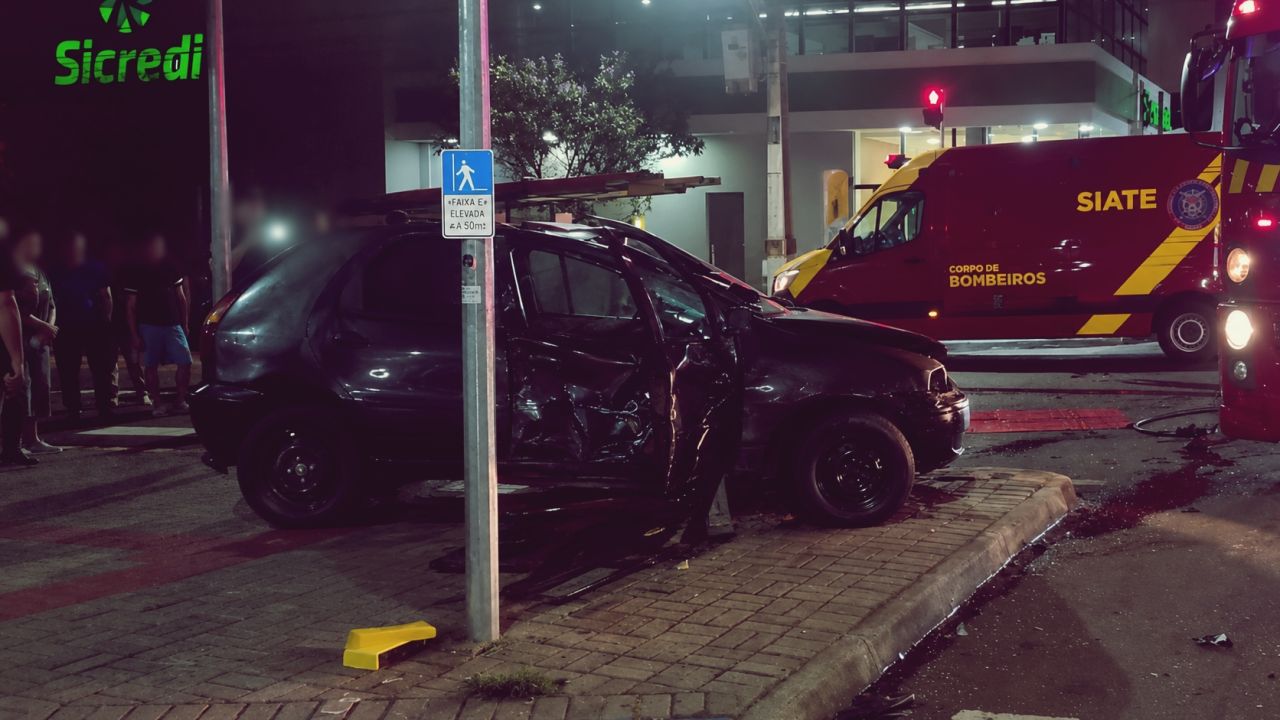 Acidente grave deixa vítimas inconscientes após colisão entre Palio e caminhonete da Copel em Cascavel