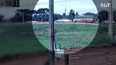 Câmera registra acidente entre Amarok e Argo na BR-277, em Cascavel; mulher fica presa às ferragens