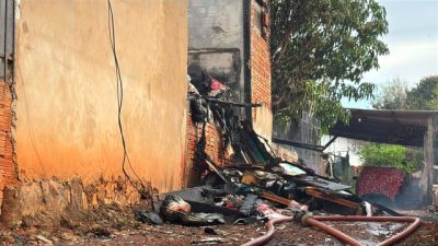 Incêndio atinge residência no Bairro Cascavel Velho, em Cascavel