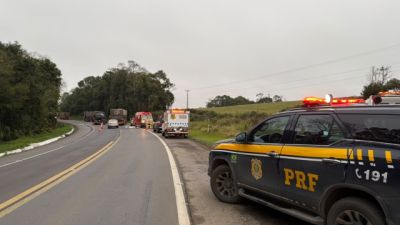 Colisão frontal entre carro e caminhão deixa homem morto na BR-476, na Lapa