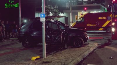 Acidente grave deixa vítimas inconscientes após colisão entre Palio e caminhonete da Copel em Cascavel