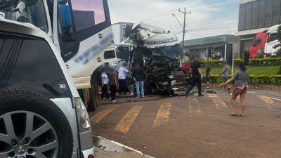 Grave acidente com quatro carretas e dois carros interdita BR-163 em Lindoeste