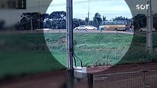 Câmera registra acidente entre Amarok e Argo na BR-277, em Cascavel; mulher fica presa às ferragens