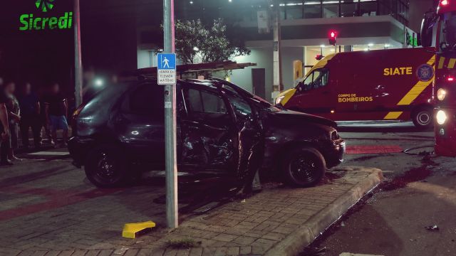 Acidente grave deixa vítimas inconscientes após colisão entre Palio e caminhonete da Copel em Cascavel
