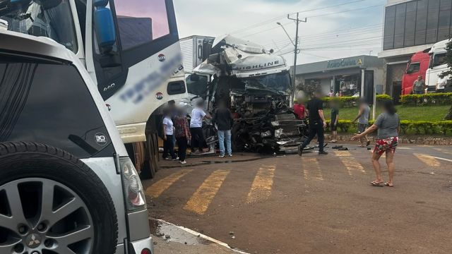 Grave acidente com quatro carretas e dois carros interdita BR-163 em Lindoeste