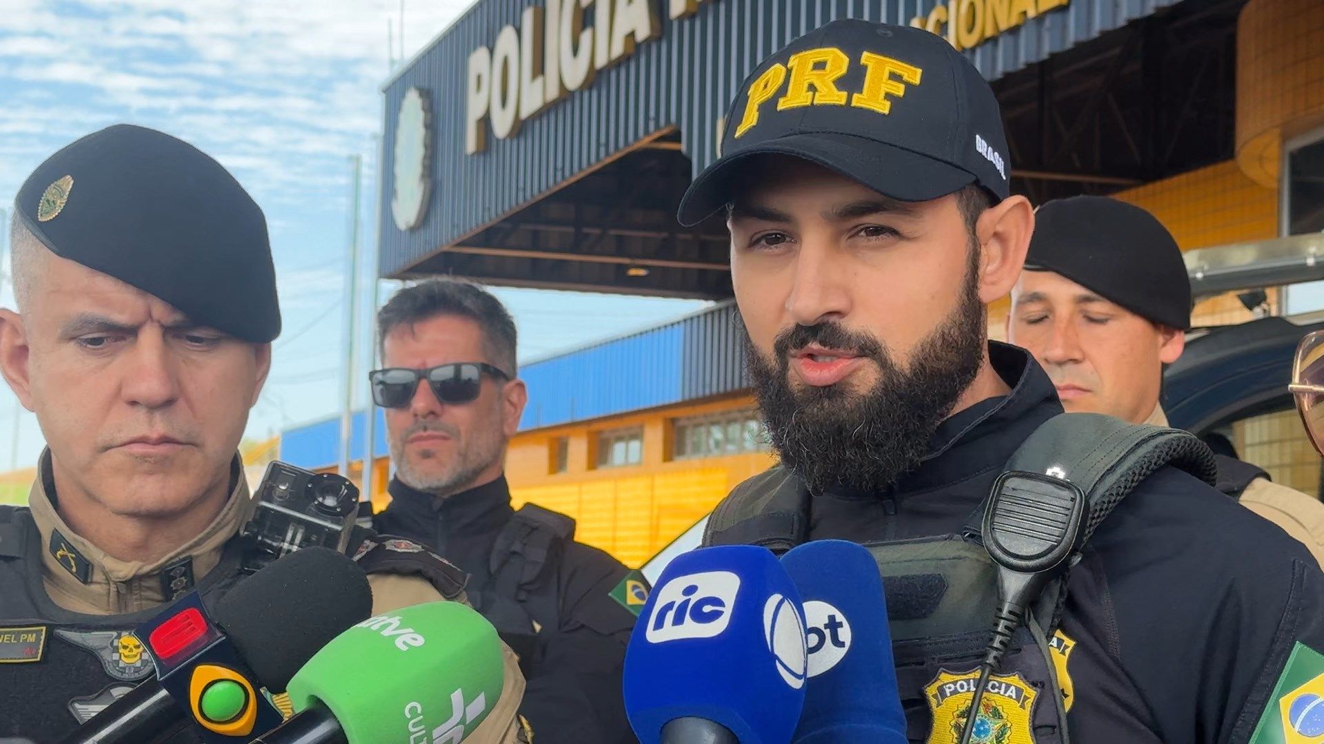 Imagem referente a notícia: PM e PRF detalham confronto após saque de carga e resgate de caminhoneiro na BR-277