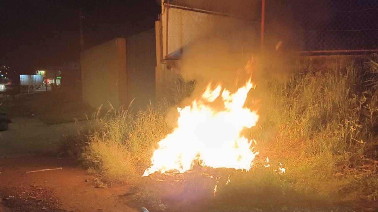 Homem é preso após atear fogo em colchão e lixo e incêndio atingir vegetação em Cascavel