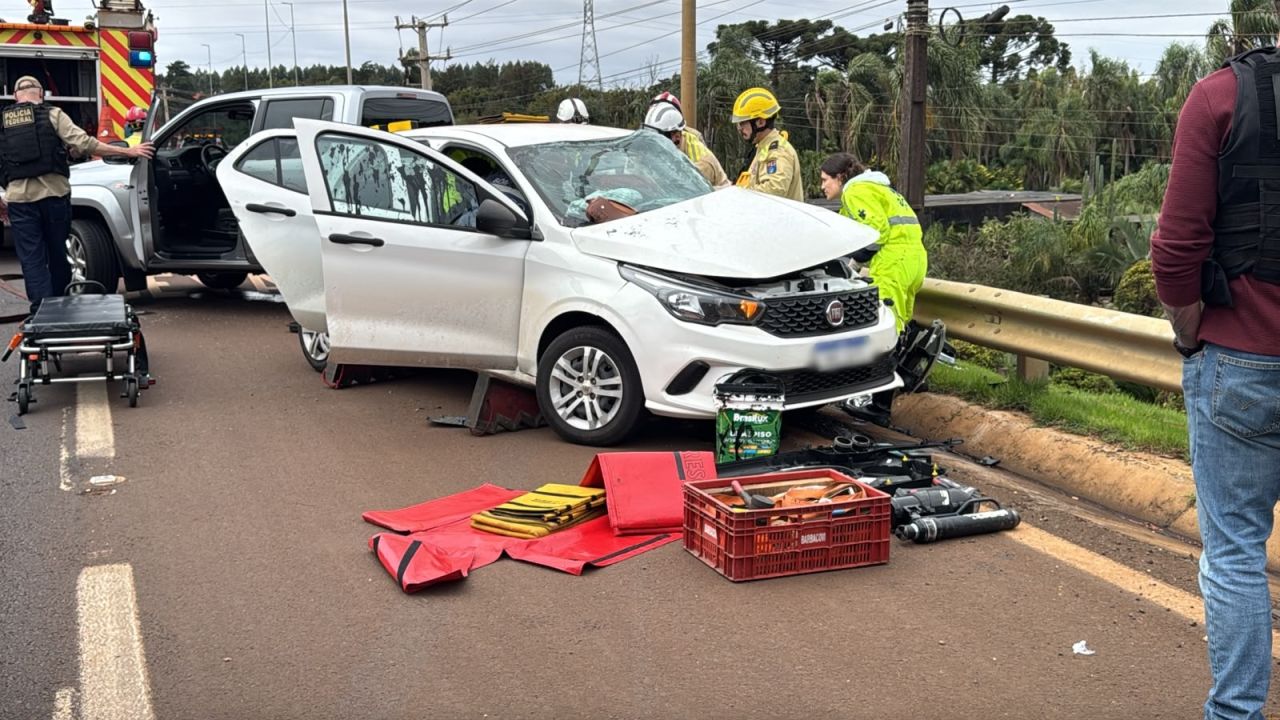 Vítima de acidente com viatura da Polícia Federal morre no HU de Cascavel; investigação apura circunstâncias