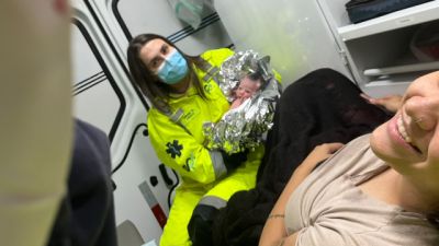 Imagem referente a notícia: Bebê nasce dentro de ambulância da EPR Iguaçu a caminho do Hospital Universitário, em Cascavel