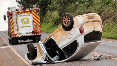 Carro capota e bloqueia faixa da PR-486 entre Cascavel e Espigão Azul