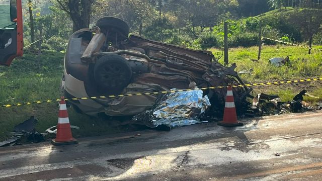 Mulher morre após violenta colisão frontal entre Jeep Compass e carreta na PR-573