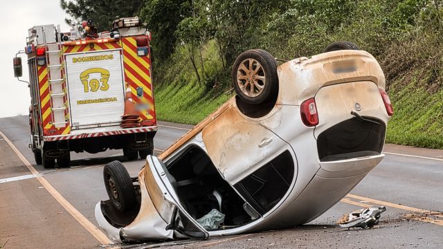 Carro capota e bloqueia faixa da PR-486 entre Cascavel e Espigão Azul
