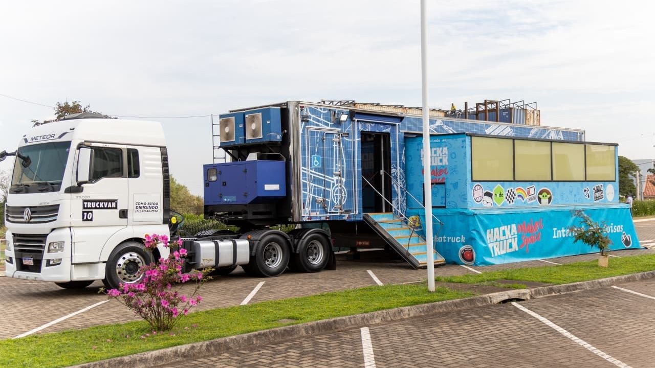 Unioeste recebe HackaTruck para capacitação em tecnologias e inovação no desenvolvimento de aplicativos