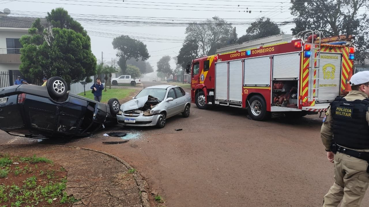 Colisão seguida de capotamento deixa duas pessoas feridas no Bairro Floresta, em Cascavel