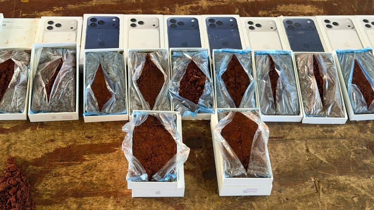 ”Celulares de um Terra”:  Receita Federal retém van paraguaia com fundo falso e 19 caixas que simulavam transporte de celulares
