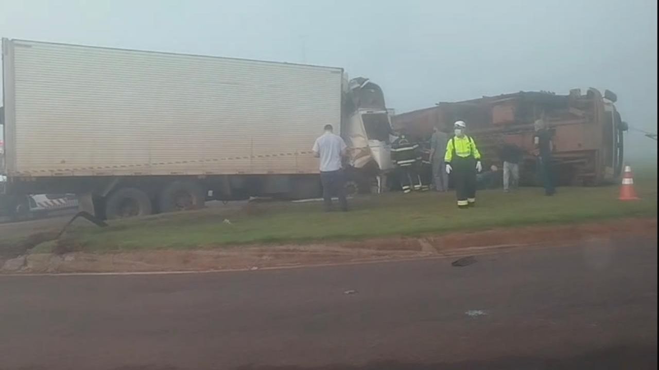 Acidente entre dois caminhões deixa uma pessoa morta na BR-369, em Ubiratã