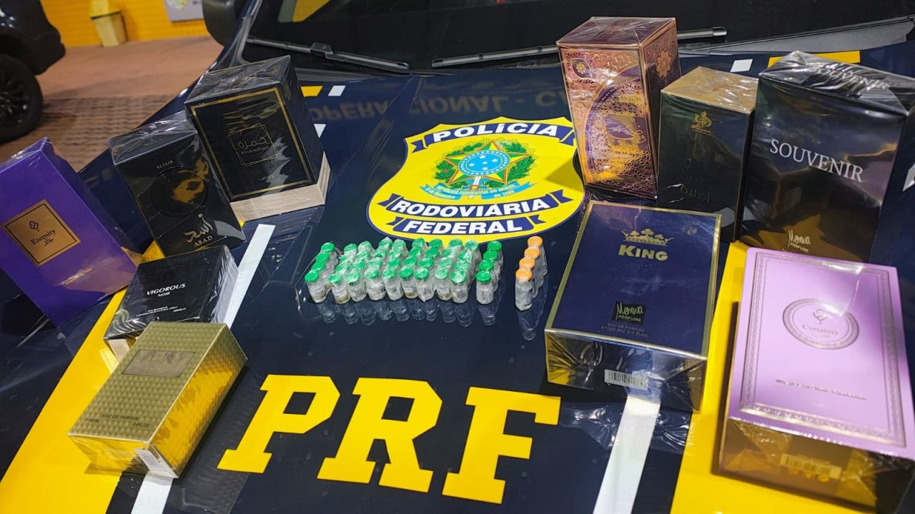 PRF apreende medicamentos, bebidas e perfumes contrabandeados em furgão na BR-277, em Cascavel