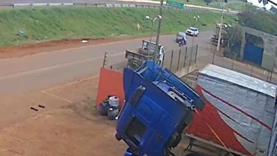 Câmera de segurança flagra momento de colisão que matou motociclista na PRC-467, em Cascavel