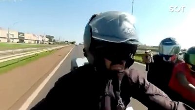 Motociclista foge de tentativa de assalto na BR-277 e carro bate contra mureta em Foz do Iguaçu