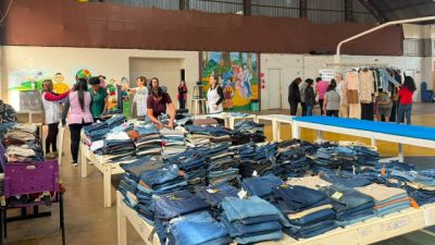 Bazar Outlet Jeans reúne cerca de 1.500 peças na APAE de Cascavel