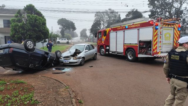 Colisão seguida de capotamento deixa duas pessoas feridas no Bairro Floresta, em Cascavel