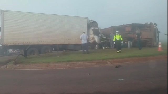 Acidente entre dois caminhões deixa uma pessoa morta na BR-369, em Ubiratã
