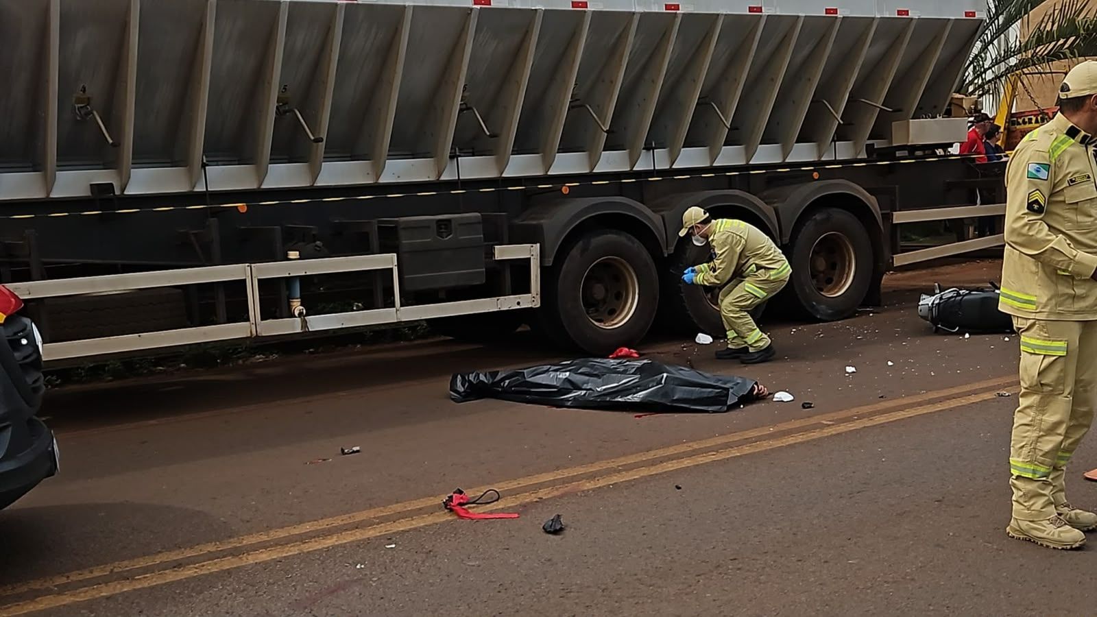 Imagem referente a notícia: Motociclista morre após colisão violenta com caminhão na PRC-467, em Cascavel
