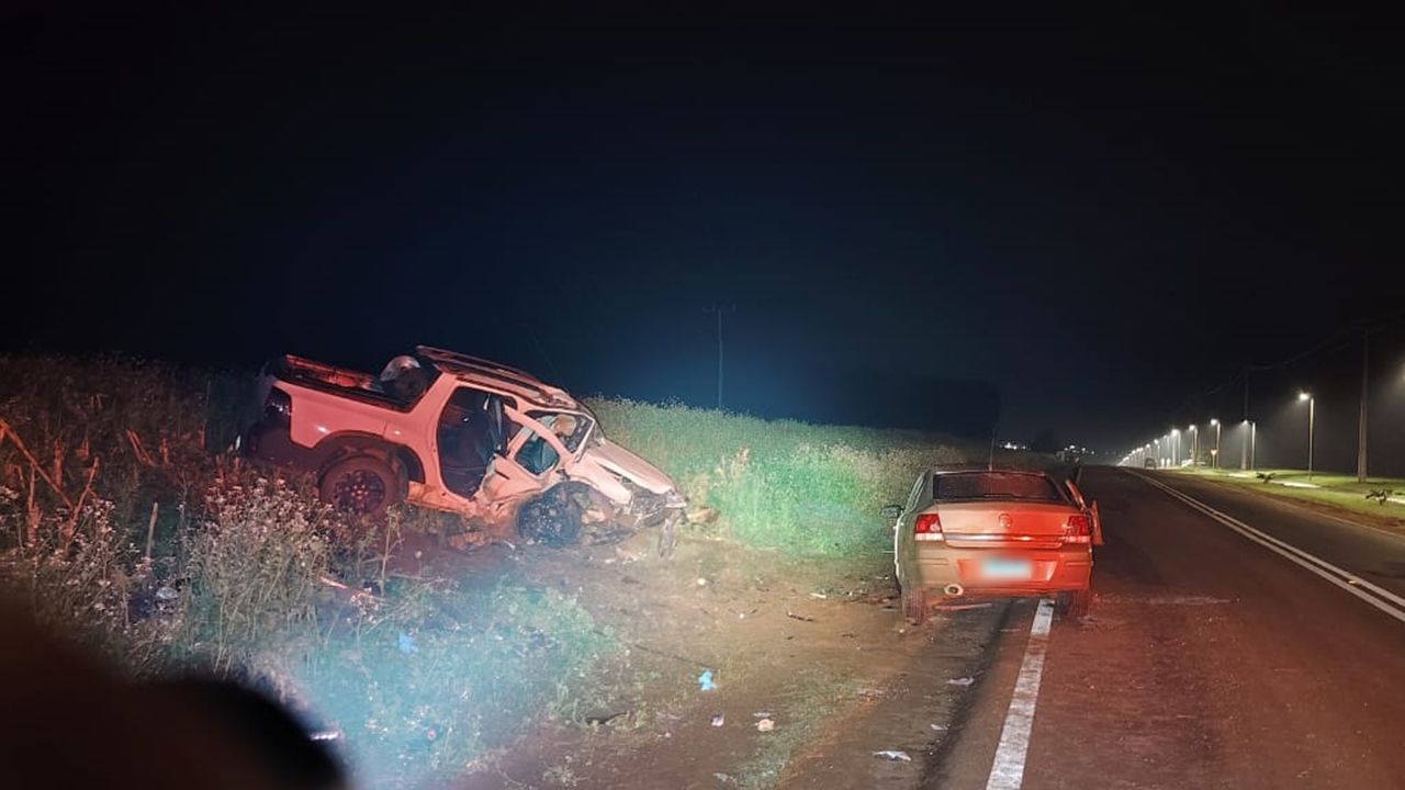 Colisão frontal entre dois carros deixa vítimas na PR-495, em Pato Bragado