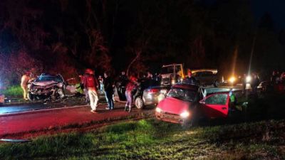 Colisão entre cinco veículos deixa duas pessoas mortas na BR-277, em Laranjeiras do Sul