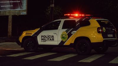 Homem é esfaqueado várias vezes, dirige em busca de socorro, mas para com carro sobre calçada no bairro Periolo