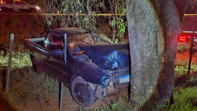 Saveiro sai da pista e deixa duas pessoas feridas na PRC-272, em Iporã