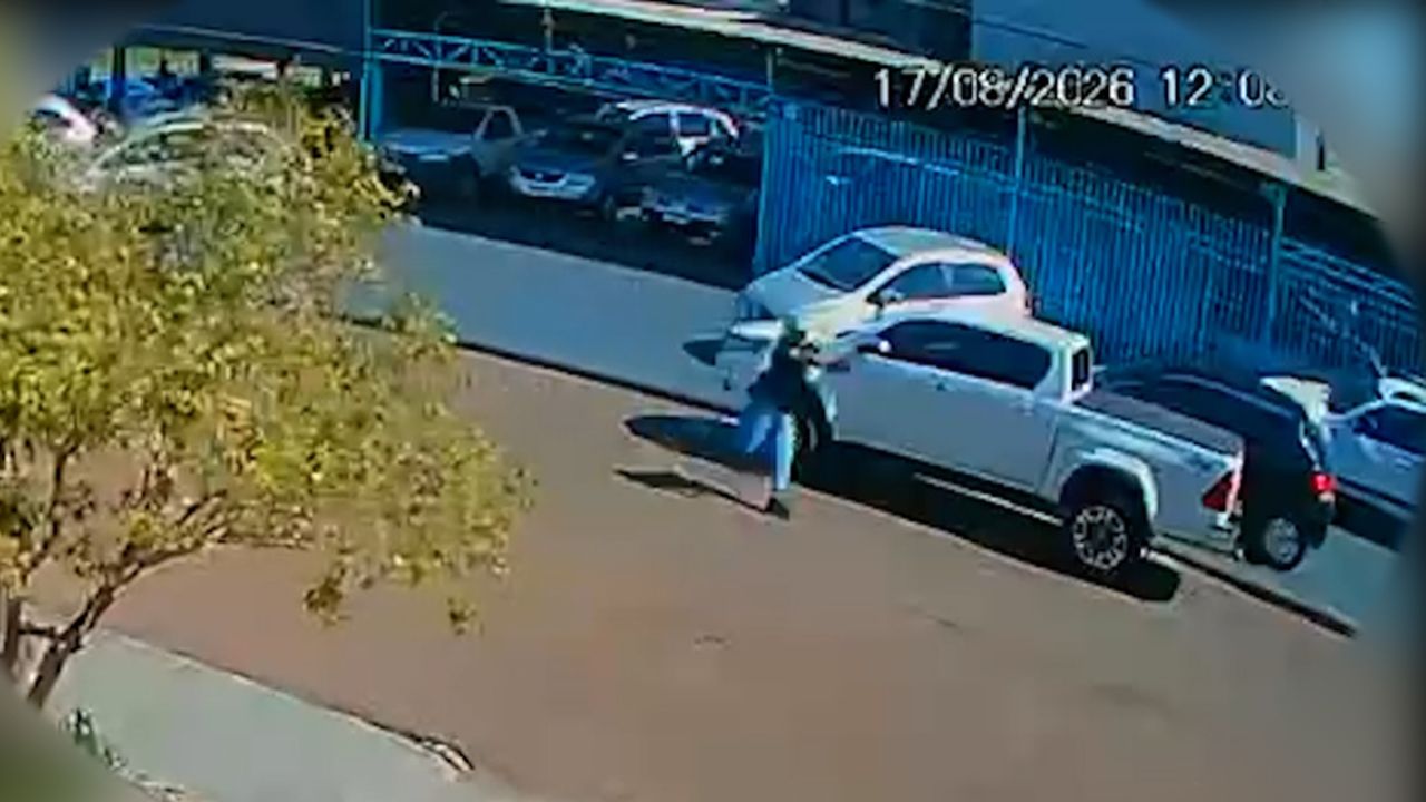Câmera de segurança flagra sequência de tiros contra revenda de veículos em Cascavel