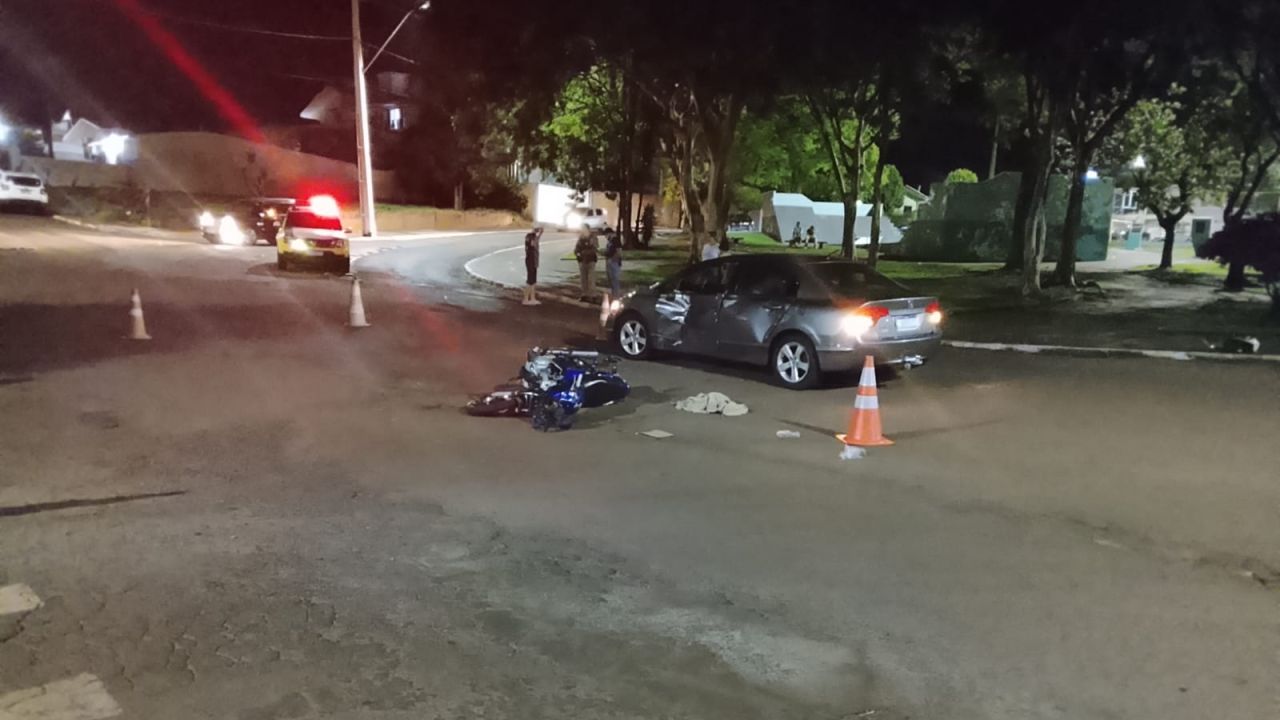 Motocicleta bate em carro em rotatória e dois ocupantes ficam feridos em Santa Tereza do Oeste