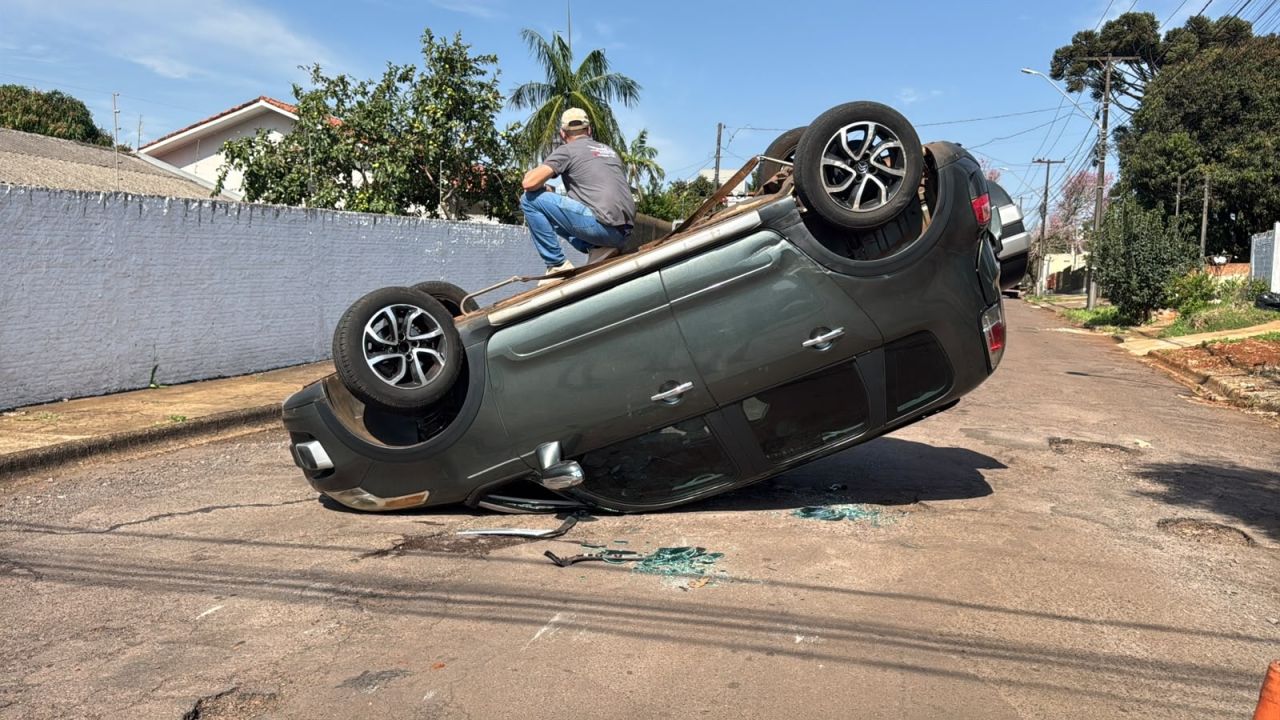 Carro capota após batida violenta e para com as rodas para cima em cruzamento de Cascavel