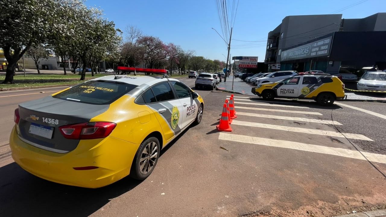 Tiros atingem dois veículos em revenda após discussão em Cascavel