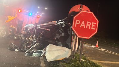 Motorista fica gravemente ferido após colisão entre carro e caminhão na BR-369