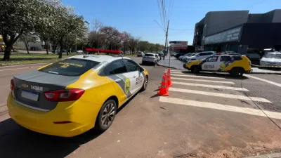 Tiros atingem dois veículos em revenda após discussão em Cascavel