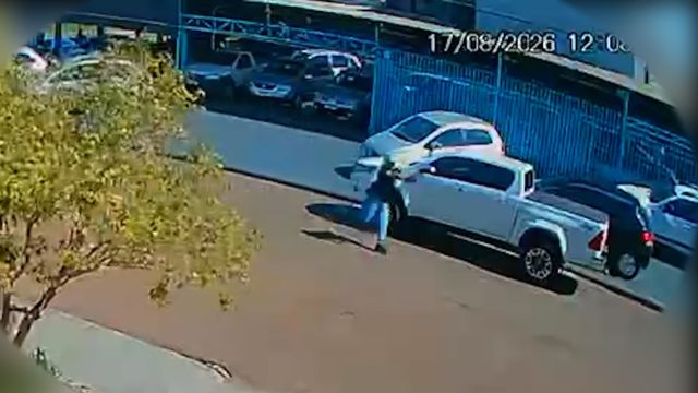 Câmera de segurança flagra sequência de tiros contra revenda de veículos em Cascavel