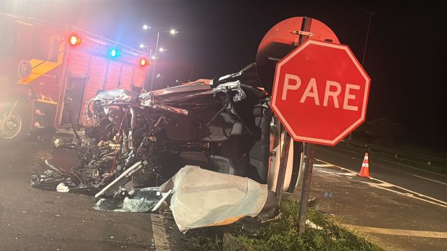 Motorista fica gravemente ferido após colisão entre carro e caminhão na BR-369