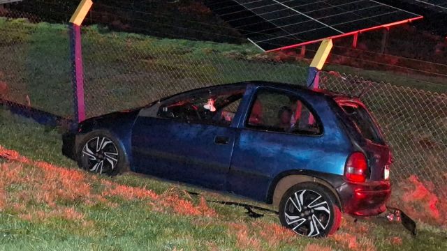 Corsa sai da pista e deixa cinco pessoas envolvidas em sinistro na PR-180, em Cafelândia